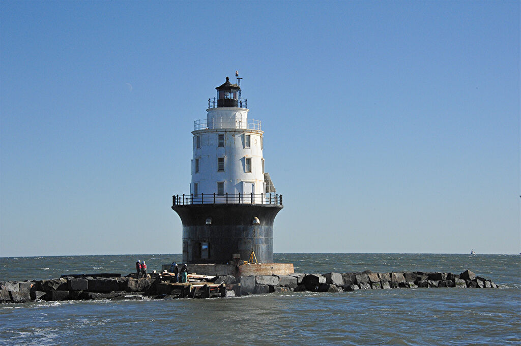 Harbor_of_Refuge_lighthouse_USACE_2011-12-14.jpg